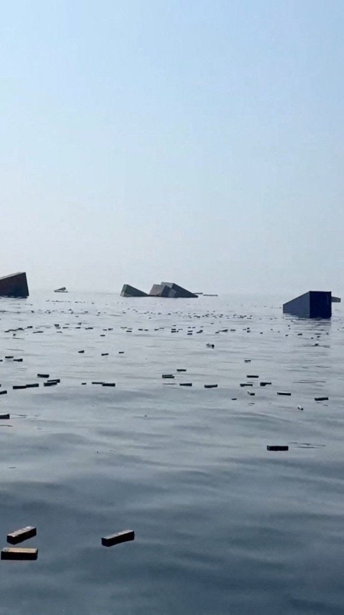Kapal Kargo Singapura Tenggelam di Selat Hormuz, Ribuan Kontainer Hanyut Containers float in the water after Singapore-flagged GFS Pride sank near the Strait of Hormuz off the coast of Oman, in this still image obtained from a social media video, released October 14, 2026. Social Media/via REUTERS THIS IMAGE HAS BEEN SUPPLIED BY A THIRD PARTY. NO RESALES. NO ARCHIVES. NEWS USE ONLY. VERIFICATION: - Shape of the mountain matched the topography mapping of the area - Satellite image captured on October 14 showed containers floating at sea in the same area - Identity of the vessel could not be independently verified - Exact time when the video was filmed not verified but no older version found posted online before October 14 - Iran’s IRIB News Agency, citing IRGC Navy, reported that a vessel carrying over 2500 containers sank on the morning of October 14 after being struck by a naval mine in the south of Strait of Hormuz The Maritime and Port Authority of Singapore (MPA) said in a statement on Wednesday that vessel GFS PRIDE had sunk after fire on board.