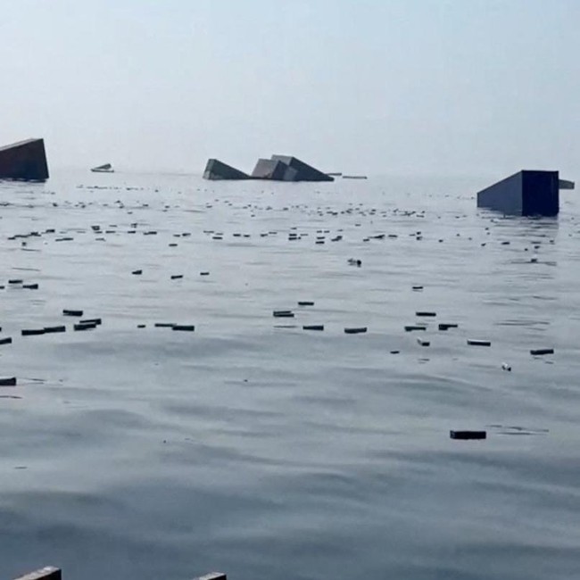 Kapal Kargo Singapura Tenggelam di Selat Hormuz, Ribuan Kontainer Hanyut