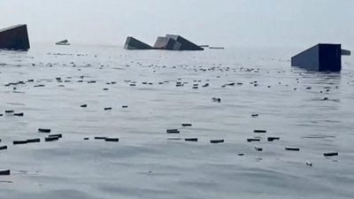 Kapal Kargo Singapura Tenggelam di Selat Hormuz, Ribuan Kontainer Hanyut