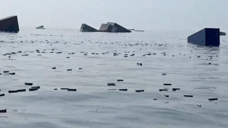 Kapal Kargo Singapura Tenggelam di Selat Hormuz, Ribuan Kontainer Hanyut