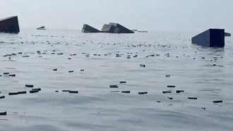 Kapal Kargo Singapura Tenggelam di Selat Hormuz, Ribuan Kontainer Hanyut
