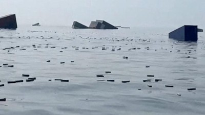 Kapal Kargo Singapura Tenggelam di Selat Hormuz, Ribuan Kontainer Hanyut