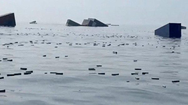 Kapal Kargo Singapura Tenggelam di Selat Hormuz, Ribuan Kontainer Hanyut