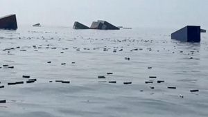Kapal Kargo Singapura Tenggelam di Selat Hormuz, Ribuan Kontainer Hanyut Kapal Kargo Singapura Tenggelam di Selat Hormuz, Ribuan Kontainer Hanyut