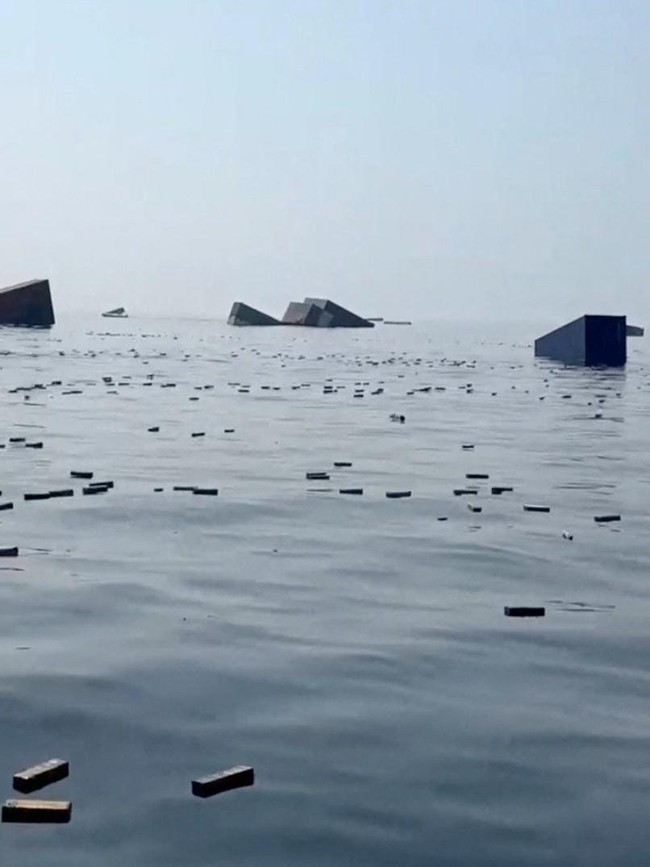 Kapal Kargo Singapura Tenggelam di Selat Hormuz, Ribuan Kontainer Hanyut