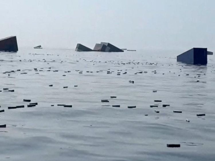 Kapal Kargo Singapura Tenggelam di Selat Hormuz, Ribuan Kontainer Hanyut