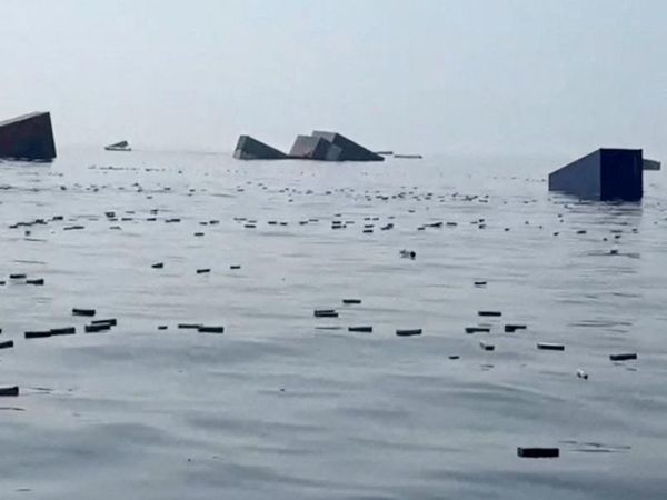 Kapal Kargo Singapura Tenggelam di Selat Hormuz, Ribuan Kontainer Hanyut