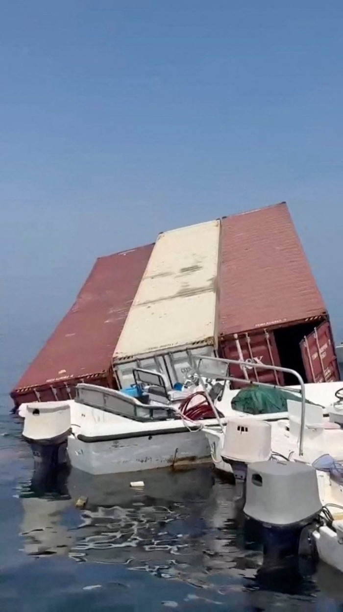 Kapal Kargo Singapura Tenggelam di Selat Hormuz, Ribuan Kontainer Hanyut Containers float in the water after Singapore-flagged GFS Pride sank near the Strait of Hormuz off the coast of Oman, in this still image obtained from a social media video, released October 14, 2026. Social Media/via REUTERS THIS IMAGE HAS BEEN SUPPLIED BY A THIRD PARTY. NO RESALES. NO ARCHIVES. NEWS USE ONLY. VERIFICATION: - Shape of the mountain matched the topography mapping of the area - Satellite image captured on October 14 showed containers floating at sea in the same area - Identity of the vessel could not be independently verified - Exact time when the video was filmed not verified but no older version found posted online before October 14 - Iran’s IRIB News Agency, citing IRGC Navy, reported that a vessel carrying over 2500 containers sank on the morning of October 14 after being struck by a naval mine in the south of Strait of Hormuz The Maritime and Port Authority of Singapore (MPA) said in a statement on Wednesday that vessel GFS PRIDE had sunk after fire on board.