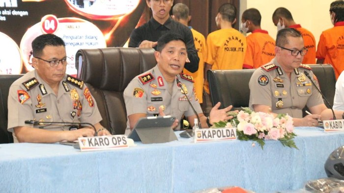 Kapolda Sumsel Irjen Rony Samtana saat memimpin pers rilis hasil Ops Sikat I Musi 2026