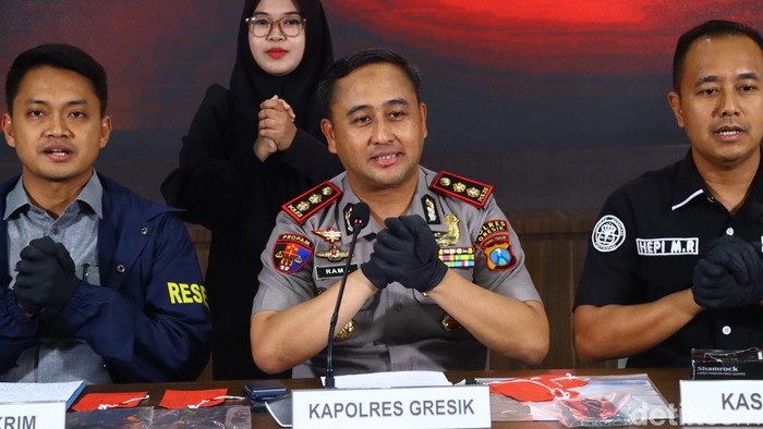 Kapolres Gresik AKBP Ramadhan Nasution saat menyampaikan jeratan hukum yang akan diterapkan terhadap DC Pinjol peras wanita Gresik pakai foto porno editan.