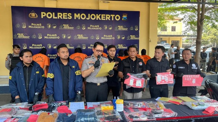 Kapolres Mojokerto, AKBP Raden Erik Bangun Prakasa saat jumpa pers
