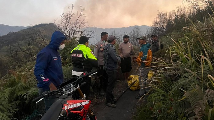 Evakuasi korban jiwa kakrhutla Bromo ke RSUD Tongas Probolinggo