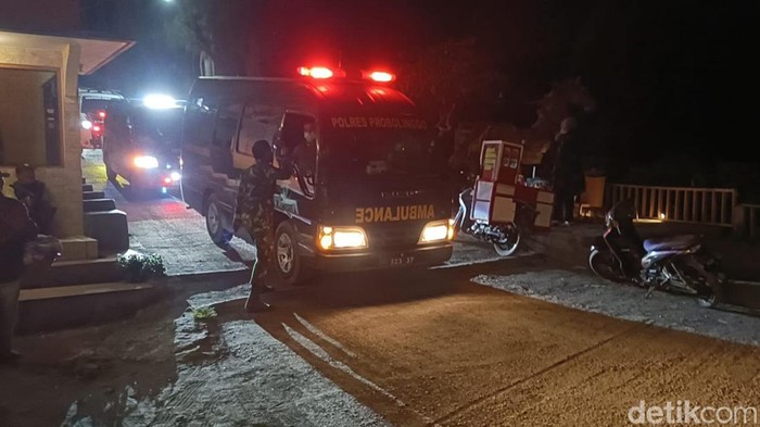 Evakuasi korban jiwa karhutla Bromo ke RSUD Tongas Probolinggo