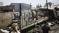 Penampakan rumah terdampak yang menyisakan puing-puing. Warga masih berkumpul di sekitar lokasi mencari barang yang bisa diselamatkan.