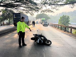 Pemotor Tewas Terlindas Truk Boks di Pantura Batang