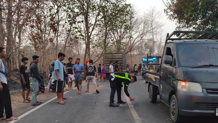 Kecelakaan maut di Parepare, Sulsel, melibatkan sepeda motor dan truk, mengakibatkan Putra Ariyanto (17) tewas.
