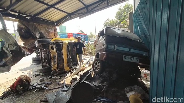 Kecelakaan truk bermuatan bir tewaskan dua orang di Nganjuk.