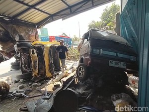 Truk Muat Bir Seruduk Kendaraan dan 2 Rumah Tewaskan 2 Orang di Nganjuk