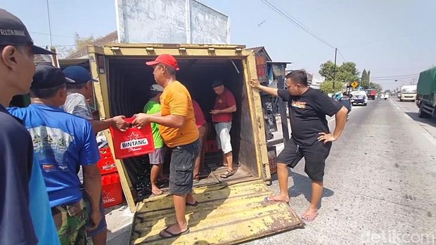 Kecelakaan truk bermuatan bir tewaskan dua orang di Nganjuk. Kecelakaan truk bermuatan bir tewaskan dua orang di Nganjuk.
