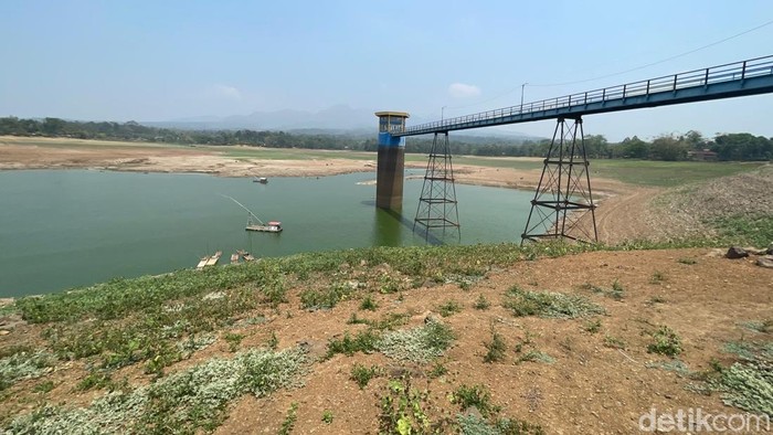 Penampakan Waduk Seloromo di Gembong, Pati, yang airnya surut buntut kemarau, Kamis (15/10/2026).
