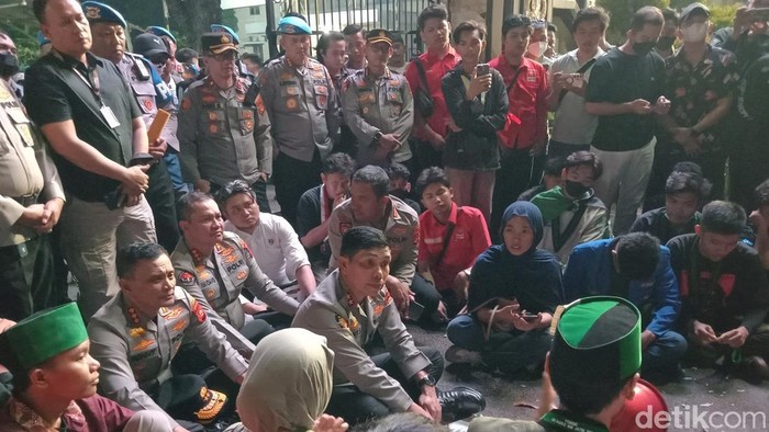 Kepala Kepolisian Daerah Sumsel Irjen Pol Rony Samtana saat menemui massa aksi dari Cipayung plus Sumsel