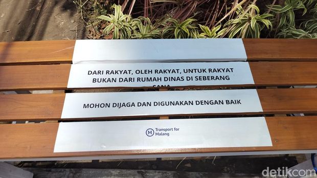 Komunitas di Malang pasang kursi dan perbaiki fasilitas di pemberhentian Bus Trans Jatim.