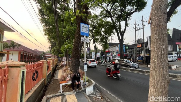 Komunitas di Malang pasang kursi dan perbaiki fasilitas di pemberhentian Bus Trans Jatim.