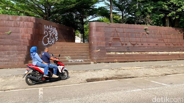 Kondisi Alun-alun Cicendo Bandung. Kondisi Alun-alun Cicendo Bandung.