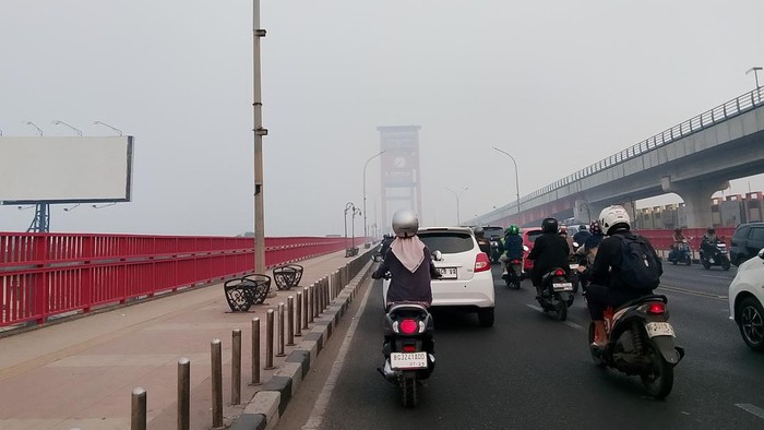 Kondisi jalanan di Kota Palembang berselimut kabut asap