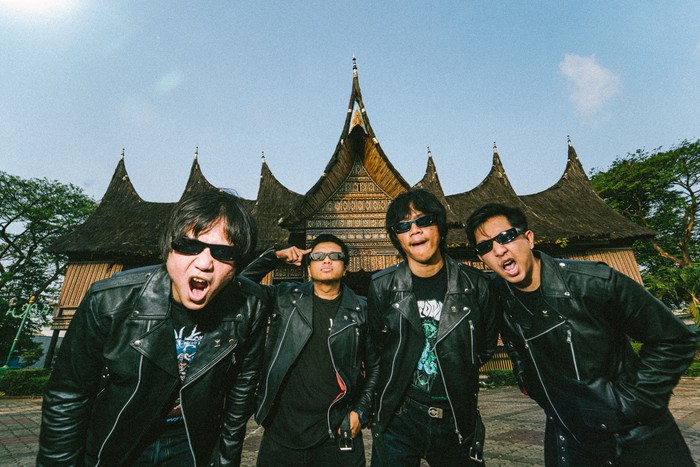 Band heavy metal Kraskombat merilis single Diayun Lintas Sumatera sebagai selebrasi mini album mendatang. Lagu ini bercerita tentang kerinduan perantau.