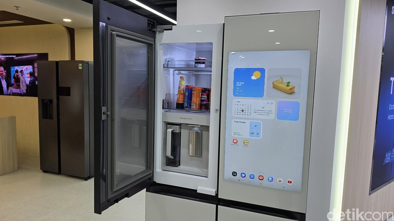 Samsung telah meluncurkan kulkas cerdas berbasis kecerdasan buatan (AI), Bespoke AI 4-Door Refrigerator wit Family Hub. Perangkat ini dapat mendeteksi makanan di dalamnya dengan akurasi tinggi, dan pengguna dapat mendengarkan Spotify hingga menonton YouTube.