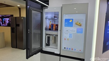 Disebutkan kalau kulkas ini dibekali layar LCD 32 inci dengan dukungan Bixby, asisten virtual berbasis AI kepunyaan Samsung. Dengan begitu, penggunanya dapat dengan mudah mengontrol kulkas ini melalui fitur utama Bixby seperti Voice, Vision, dan Text Call.