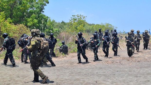Latihan perang di Situbondo TNI dan Angkatan Pertahanan Australia mendarat di Pantai Banongan Situbondo