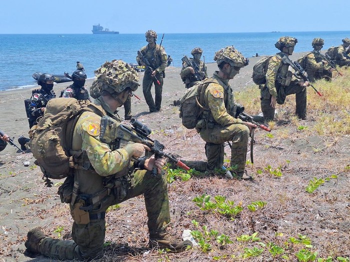 TNI dan Angkatan Pertahanan Australia mendarat di Pantai  Banongan Situbondo