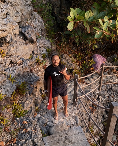 Lewis Hamilton membagikan momen santainya saat berselancar di Uluwatu, Bali. (Tangkapan layar akun Instagram @lewishamilton)