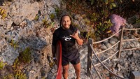 Lewis Hamilton Santai Berselancar di Uluwatu