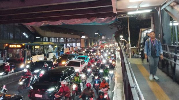 Macet di Jalan MT Haryono arah Halim, Kamis (15/10/2026) malam.