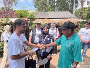 Unair FIKKIA Boyong Mahasiswa 6 Negara Edukasi Warga Tamansari