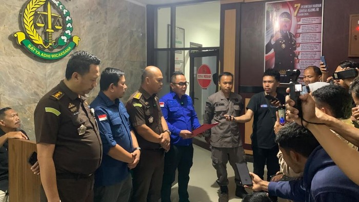 Mantan Sekretaris Daerah (Sekda) Sulawesi Tenggara (Sultra) Asrun Lio (AL) ditetapkan sebagai tersangka kasus dugaan korupsi anggaran makan dan minum tahun 2022-2023.