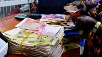 Tingginya permintaan dolar dari sektor energi di tengah ketidakpastian pasokan bahan bakar global turut memperparah tekanan moneter tersebut. REUTERS/Abubaker Lubowa