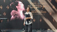 Karena haters itu mereka sedang melakukan kebahagiaannya. Kan rebahan jadi haters, itu mereka sudah bekerja, sudah olahraga, bahagia. Jadi biarin aja, tutur Mayangsari seraya tertawa. Foto: Febryantino/detikcom