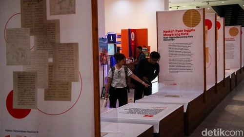 Sebanyak 12 naskah kuno yang telah ditetapkan sebagai Ingatan Kolektif Nasional dipamerkan dalam Pameran Kearsipan bertajuk “Dulu Kampung Gue, Sekarang Kota Kite” di Taman Ismail Marzuki (TIM), Jakarta, Kamis (15/10/2026).

Pameran tersebut menjadi bagian dari Festival Pustakarsa 2026 yang berlangsung pada 14–22 Oktober 2026. Kegiatan ini menghadirkan arsip dan karya literasi sebagai sarana bagi masyarakat untuk mengenal perjalanan sejarah serta perkembangan Kota Jakarta.
