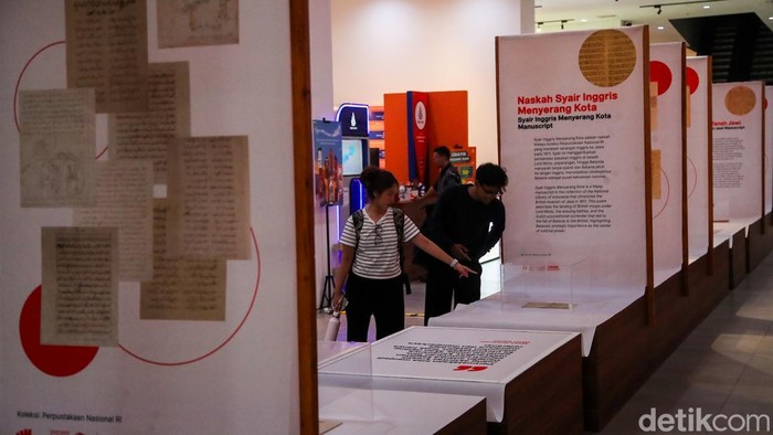 Sebanyak 12 naskah kuno yang telah ditetapkan sebagai Ingatan Kolektif Nasional dipamerkan dalam Pameran Kearsipan bertajuk “Dulu Kampung Gue, Sekarang Kota Kite” di Taman Ismail Marzuki (TIM), Jakarta, Kamis (15/10/2026).

Pameran tersebut menjadi bagian dari Festival Pustakarsa 2026 yang berlangsung pada 14–22 Oktober 2026. Kegiatan ini menghadirkan arsip dan karya literasi sebagai sarana bagi masyarakat untuk mengenal perjalanan sejarah serta perkembangan Kota Jakarta.