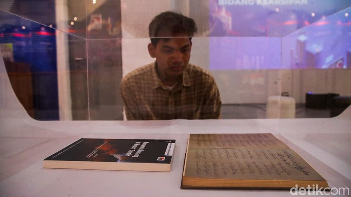 Sebanyak 12 naskah kuno yang telah ditetapkan sebagai Ingatan Kolektif Nasional dipamerkan dalam Pameran Kearsipan bertajuk “Dulu Kampung Gue, Sekarang Kota Kite” di Taman Ismail Marzuki (TIM), Jakarta, Kamis (15/10/2026).

Pameran tersebut menjadi bagian dari Festival Pustakarsa 2026 yang berlangsung pada 14–22 Oktober 2026. Kegiatan ini menghadirkan arsip dan karya literasi sebagai sarana bagi masyarakat untuk mengenal perjalanan sejarah serta perkembangan Kota Jakarta.