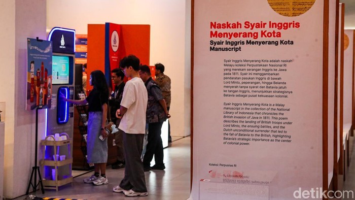 Sebanyak 12 naskah kuno yang telah ditetapkan sebagai Ingatan Kolektif Nasional dipamerkan dalam Pameran Kearsipan bertajuk “Dulu Kampung Gue, Sekarang Kota Kite” di Taman Ismail Marzuki (TIM), Jakarta, Kamis (15/10/2026).

Pameran tersebut menjadi bagian dari Festival Pustakarsa 2026 yang berlangsung pada 14–22 Oktober 2026. Kegiatan ini menghadirkan arsip dan karya literasi sebagai sarana bagi masyarakat untuk mengenal perjalanan sejarah serta perkembangan Kota Jakarta.