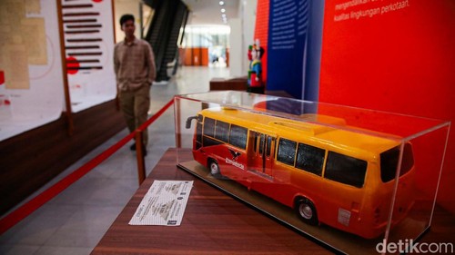 Sebanyak 12 naskah kuno yang telah ditetapkan sebagai Ingatan Kolektif Nasional dipamerkan dalam Pameran Kearsipan bertajuk “Dulu Kampung Gue, Sekarang Kota Kite” di Taman Ismail Marzuki (TIM), Jakarta, Kamis (15/10/2026).

Pameran tersebut menjadi bagian dari Festival Pustakarsa 2026 yang berlangsung pada 14–22 Oktober 2026. Kegiatan ini menghadirkan arsip dan karya literasi sebagai sarana bagi masyarakat untuk mengenal perjalanan sejarah serta perkembangan Kota Jakarta.