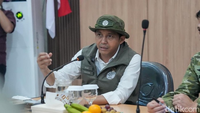 Menhut Raja Juli Antoni.