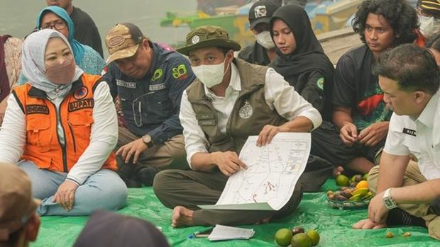 Menhut Raja Juli di kawasan Taman Nasional Tanjung Puting, Kalimantan Tengah, mendorong persiapan akses darat menuju titik api di Pesalat. (Istimewa/Dok Kemenhut)