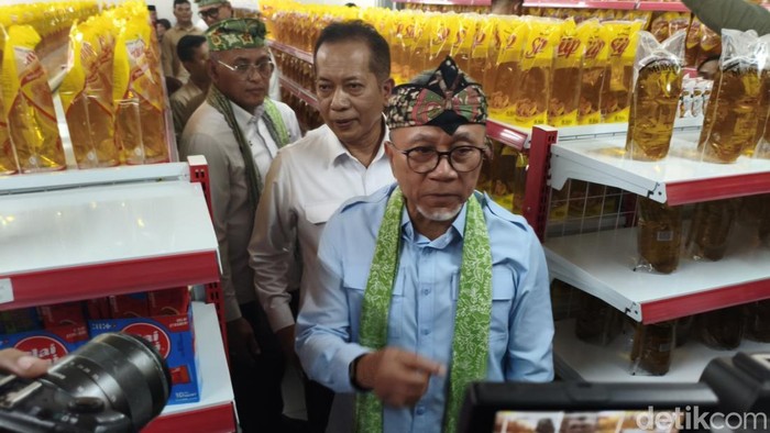 Menko Pangan Zulhas meninjau Kopdes Merah Putih di Waru Sidoarjo