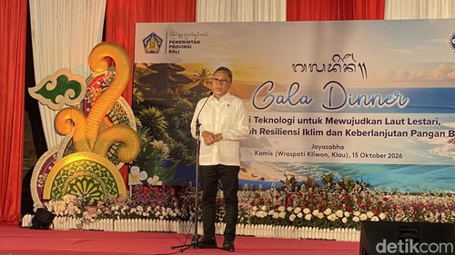 Menko Pangan, Zulkifli Hasan (Zulhas), saat memberikan sambutan di acara Gala Dinner PIT ISOI XXII 2026 di Jaya Sabha, Denpasar, Bali, Kamis (15/10/2026). (Foto: Izzul Wafa/detikBali)